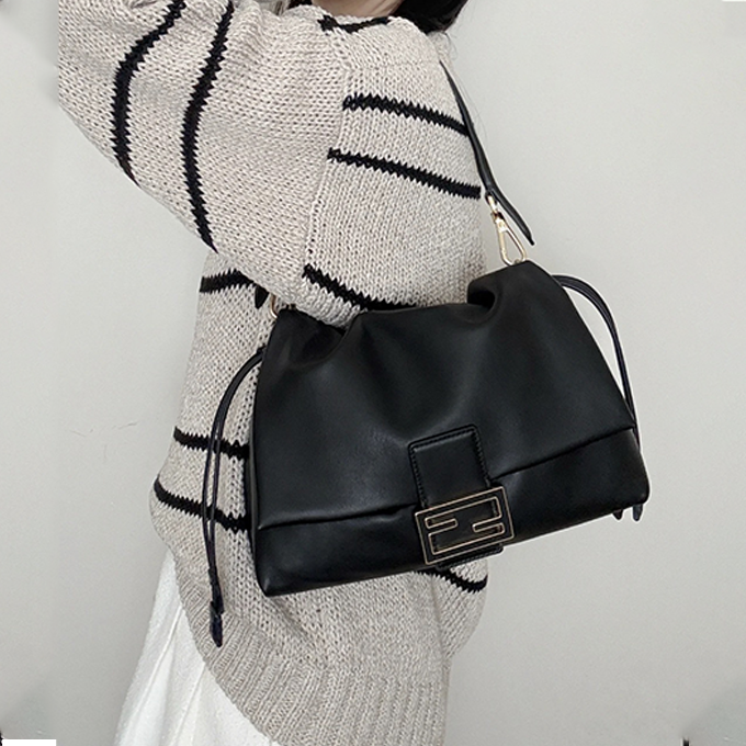 fendi mamma baguette large drawstring flap shoulder handbag